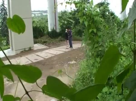 Erstaunliche blonde deutsche Puppe unter der Brücke gefickt 