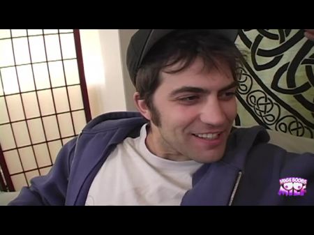 Uma loira tatuada bimbo com peitos grandes desmaiam o marido de amigos grávida depois que ela sai 