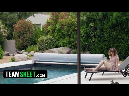 تومي ، مدونة أجنبية تسير عبر العالم ، تأتي عبر امرأة شابة ورائعة 