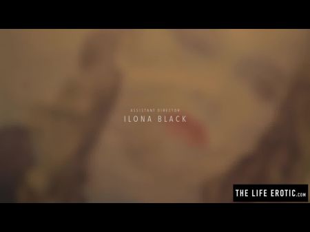 华丽的女孩用雨伞他妈的自己美丽