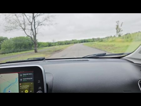 Me atrapan chupando la polla de mi hermanastro en el auto 