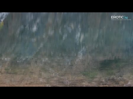 Hot MILF alemán desempaqueta sus enormes tetas al aire libre a pedido del usuario en Erotikonly 