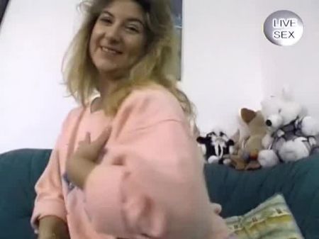 La traviesa dama alemana mostrando su masturbación en la ducha 