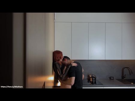 Big Boobs Girl in Sexy Lingerie مارس الجنس في المطبخ مع نائب الرئيس في فمها. (الإصدار 2). 