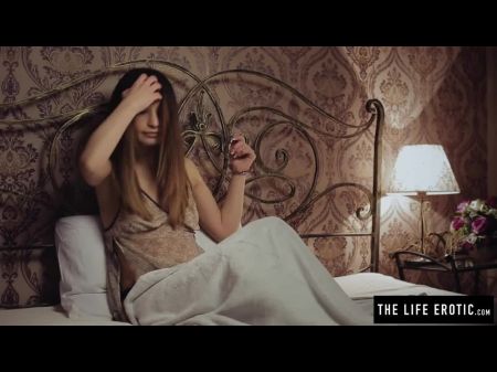 La linda adolescente se masturba con   mientras está esposado a su cama 