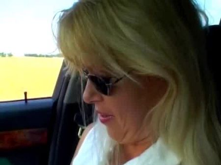 Una Increíble Rubia Alemana Que Monta Una Polla Dura En El Campo 