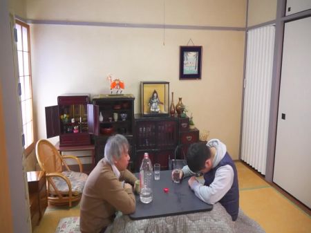 جبهة مورو الجميلة المتجراء سرا لديك رجل آخر ، يمارس الجنس معه سرا تحت الطاولة. part.3 