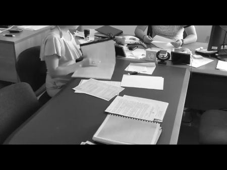 chefe e secretário. sexo no escritório. pornografia de verdade. O secretário chupou pau 