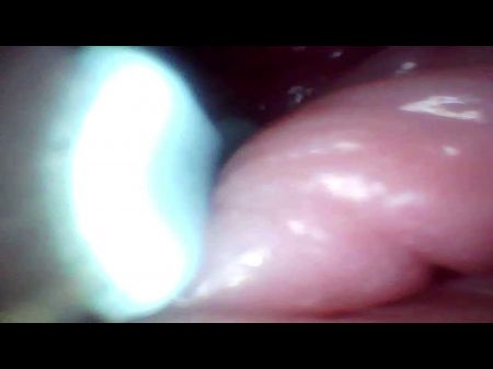 Gravado em close -up do ponto G de uma mulher (a sonda da câmera vai profundamente nela) 