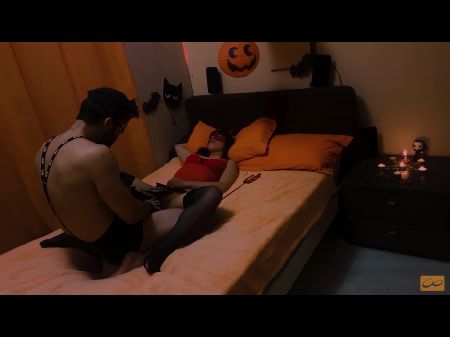 角质骨骼在万圣节之夜牢固地乱搞一个性感的魔鬼