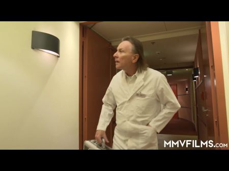 Brünette Cutie bekommt Muschi hart gefickt 