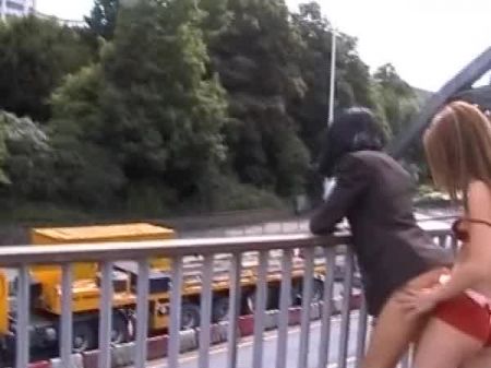 erstaunliche deutsche Puppen, die sich gegenseitig in der Öffentlichkeit füllen 