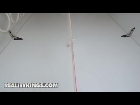 Abigaiil Morris Spielt Mit Ihrem Spielzeug, Merkt Aber Schnell, Dass Es Nichts Besseres Als Die Reale Sache Ist 