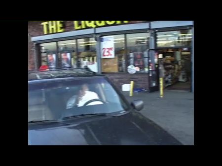 大山雀和橙色的头发乱操，努力地将所有果汁从黑色的公鸡中拿出来