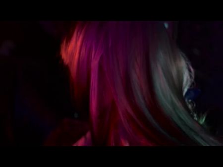 خطوة الأم تجعلني أشعر بتحسن مع Handjob 