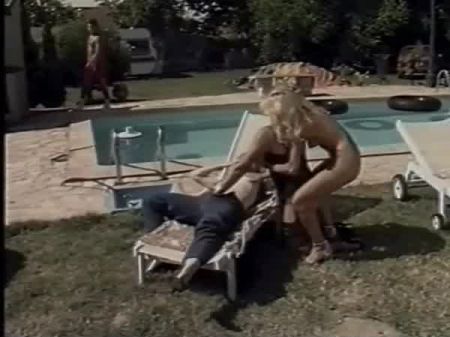 Familia Vintage Junto A La Piscina 