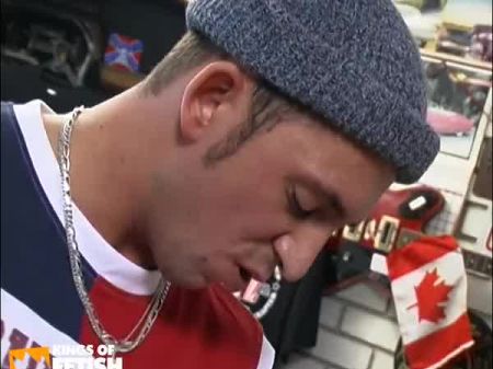 Babe rubia recibe una doble penetración dura de más chicos mecánicos en el auto 