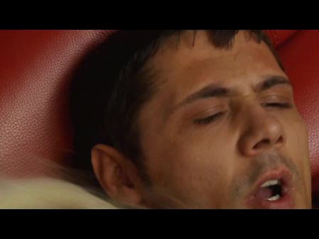 金发高跟鞋和渔网拧紧