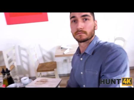 Hunt4k. Stud zählt Geld, während Fremder Spaß hat 