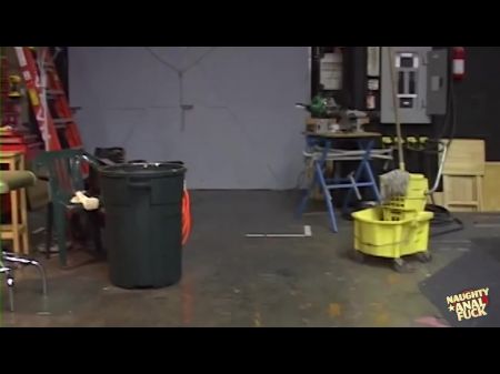 Este MILF é mandão no escritório, mas uma vagabunda anal submissa nos lençóis 