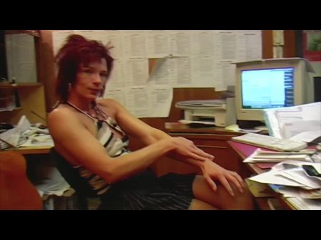 Im Büro geil werden britische Schlampe ihre Fotze mit einem riesigen Dildo 