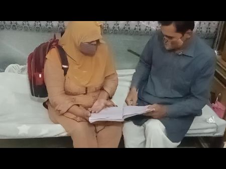 فتاة Hijabi تذهب إلى الدروس و Fuk Tutor 