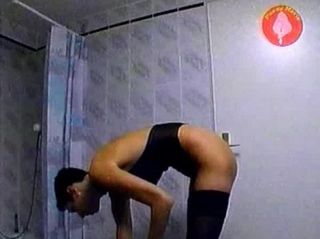 Schlanke Dame aus Deutschland masturbiert, bevor sie unter die Dusche gehen 