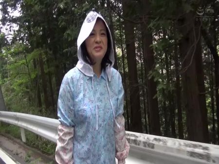 M789G09 Uma visita surpresa em busca de uma bela mulher madura Sr.\/MS. Vivendo na área montanhosa de Gunma, uma mulher madura rural que gosta de sexo gonzo com seu primeiro ator de AV 