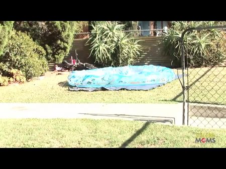 كتكوت الأبنوس يحصل على حمارها بعد شدها على الأريكة 