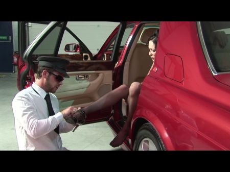 Чувак держит свою рубашку и галстук, пока чертовски женщина и 