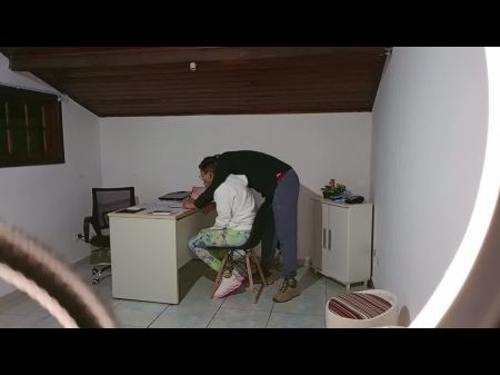 Ella Fue A La Oficina Del Director De La Escuela Y Recibió Ayuda Para Evitar Fallar. 