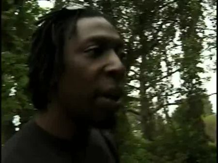 Bald Bastard leckt ihren schwarzen Twat 