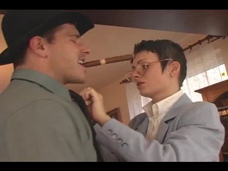 El secretario de pelo corto se cubre con semen cálido y orina 