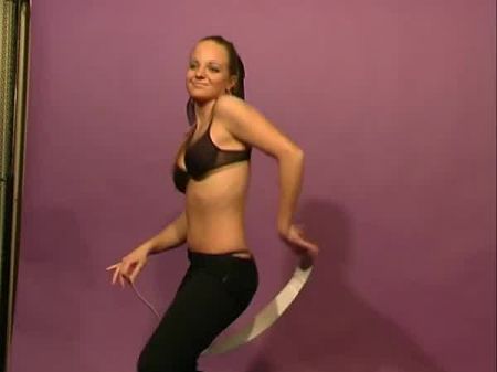 我是一个金发碧眼的camgirl和剃光的猫，今天我