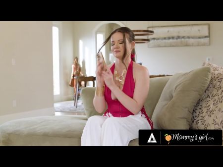 妈妈的女孩摩洛伊斯兰解放阵线抓住了角质房地产经纪人艾莉森·雷伊（Alison Rey）用她的猫打磨沙发