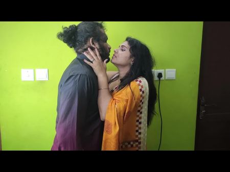 纱丽和胸罩Vaishnavy在他身上占据了莎伦·拉吉（Sharun Raj）的吻，并脱下衬衫，马卢（Mallu）辣妹统治着他的伴侣＆kiss 