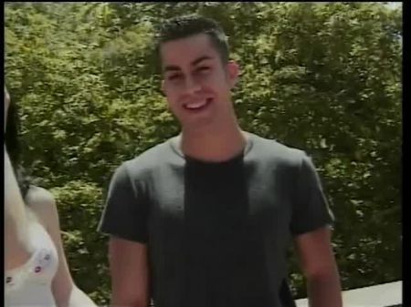 فاتنة الشابة يريد أن يكون لديك بعض المرح في الهواء الطلق 