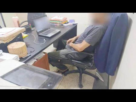 Mi compañero de trabajo quería salir de fiesta, pero solo yo puedo follarla 