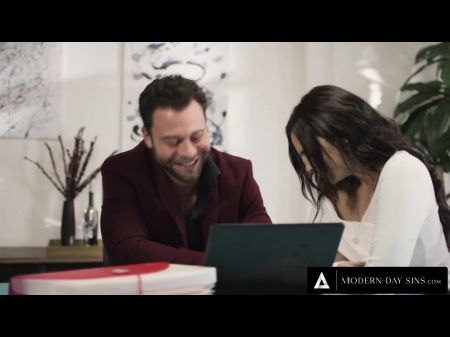 El Marido Moderno Y Tramposo Folla A La Señorita Astuta En Secreto Mientras La Esposa Espera En Otra Habitación 