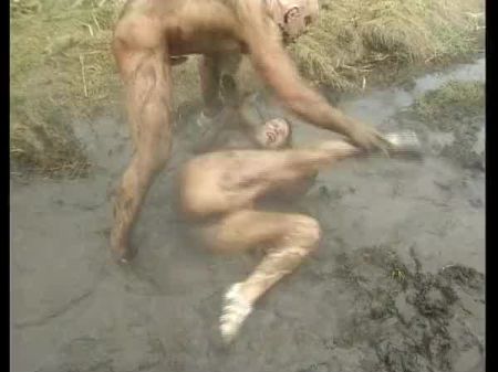 Er Wirft Mich en Den Schlamm und Fickt Mich 