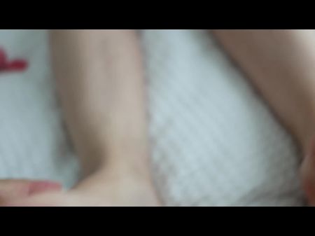 أعطى ربيب زوجة زوجته تدليكًا للأقدام وأثارها. 