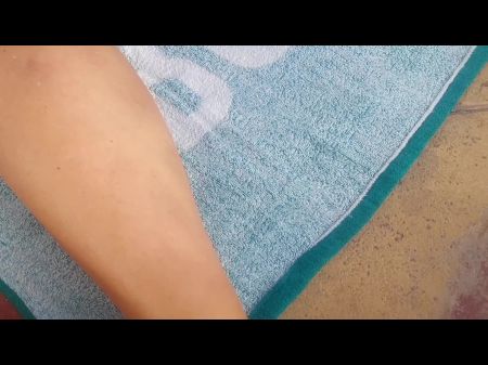 sexy nackte Amateur Blonde reife genießt die Körperverehrung 