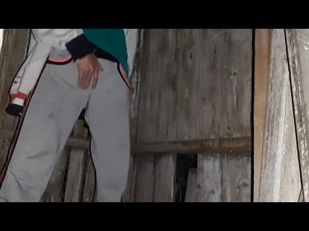 Я поймал своего соседа, мастурбирующего в туалете на улице, и я присоединился к ее лесбийской иллюзии 