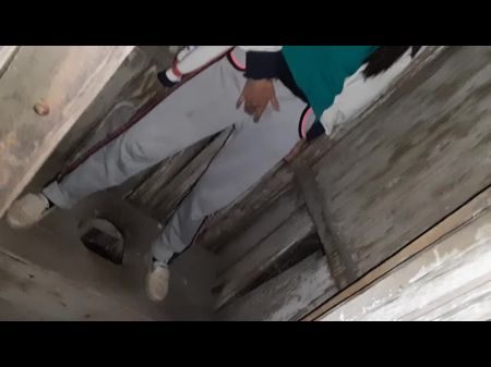 Ich Erwischte Meine Nachbarin, Die Auf Der Straße In Der Toilette Masturbierte, Und Schloss Mich Ihrer Lesbischen Illusion An 