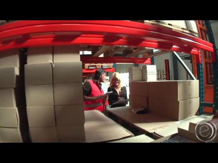 Antinia trifft 2 Jungs im Lagerhaus 