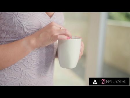 可爱的金发女郎丽丝·凯蒂（Lisi Kitty）骑着一只大公鸡，她的紧绷的混蛋