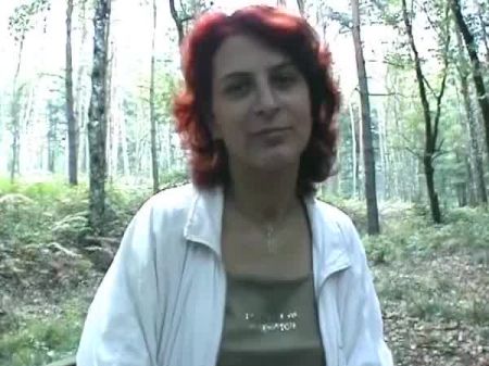 Eine rothaarige Deutsche Frau liebt es, im Wald zu masturbieren 