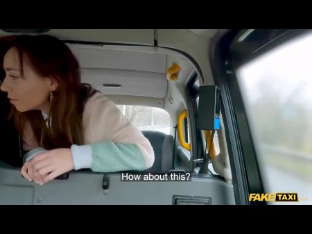大学生Zeynep Rossa口交和POV在公共场合的汽车