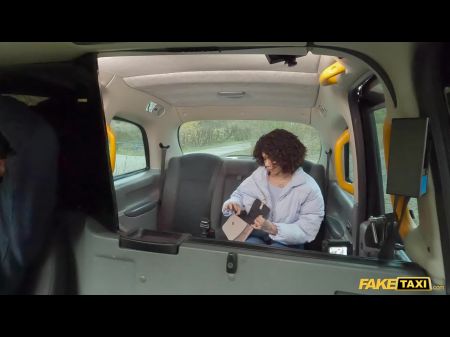 إن ثدييها الطبيعية على قدم وساق لأن سائق التاكسي يمارس الجنس مع بوسها الحلو بقوة وسريعة 