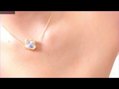 Asian tetonamente juega con sus enormes tetas y su coño 
